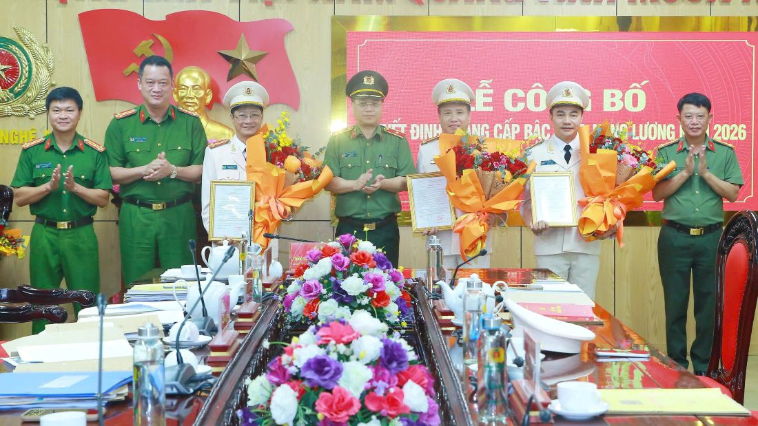 Đồng chí Thiếu tướng Đinh Việt Dũng, Ủy viên Ban Thường vụ Tỉnh ủy, Bí thư Đảng ủy, Giám đốc Công an tỉnh và các đồng chí trong Ban Thường vụ Đảng ủy Công an tỉnh chúc mừng các đồng chí: Đại tá Nguyễn Duy Thanh, Đại tá Trần Ngọc Tuấn, Đại tá Nguyễn Huy Khích