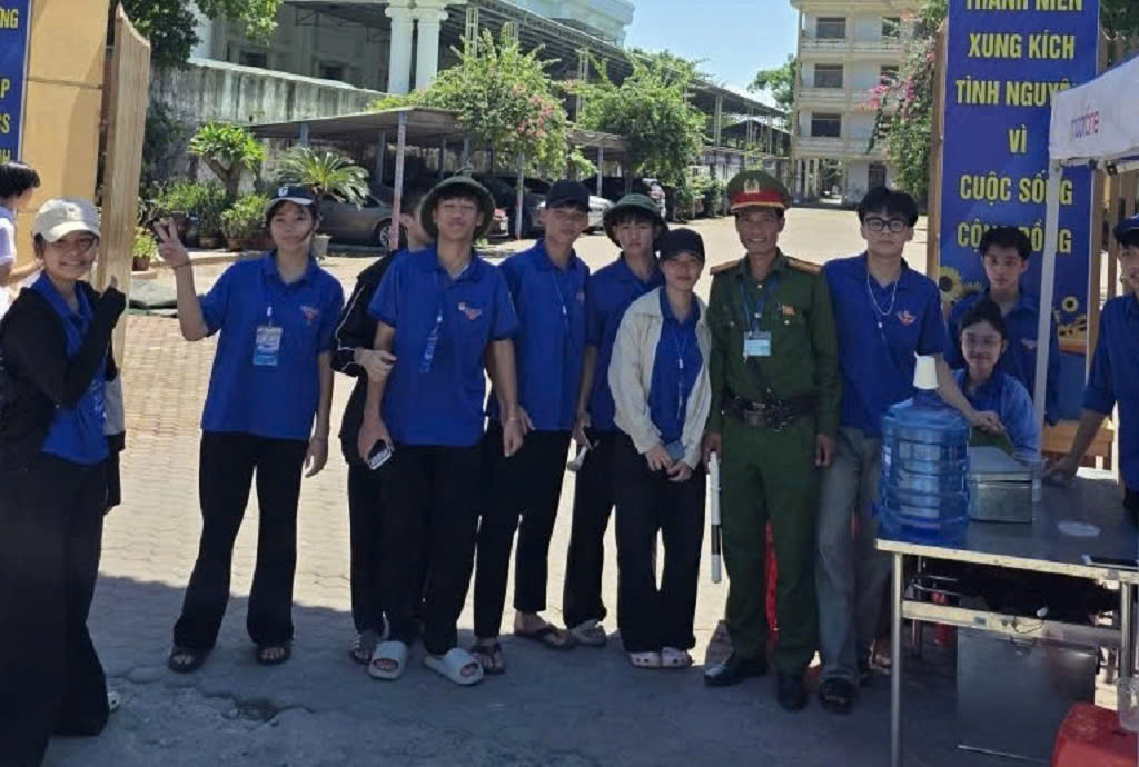  Công an phường Vinh Hưng phối hợp Đoàn Thanh niên phường phát nước uống, khăn ướt phát miễn phí cho thí sinh và phụ huynh