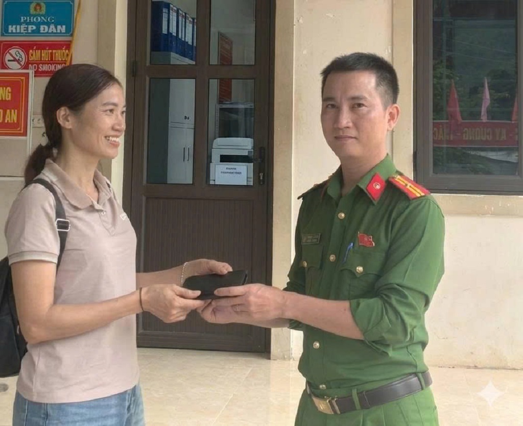 Công an xã Bắc Lý trao trả tài sản đến chị Yến