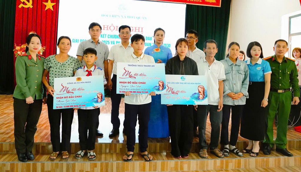 Công an xã Hoa Quân trao quà tặng em Gia Bảo và Phương Ly