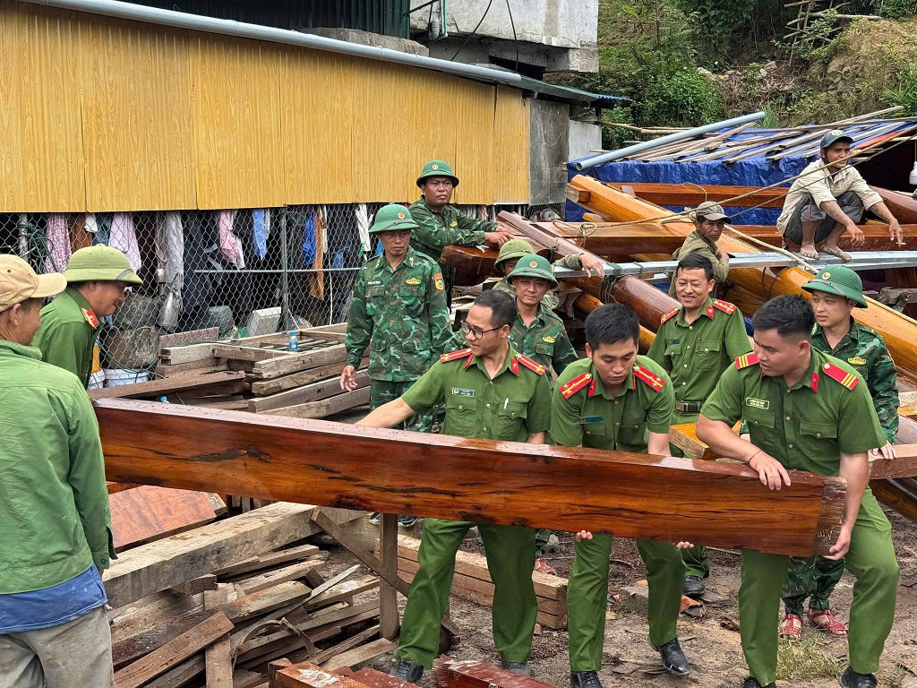  Công an xã cùng lực lượng Đồn Biên phòng và bà con trong bản trực tiếp tham gia vận chuyển vật liệu, dựng khung nhà, hỗ trợ ngày công ba gia đình khó khăn bản Huồi Phuôn 2