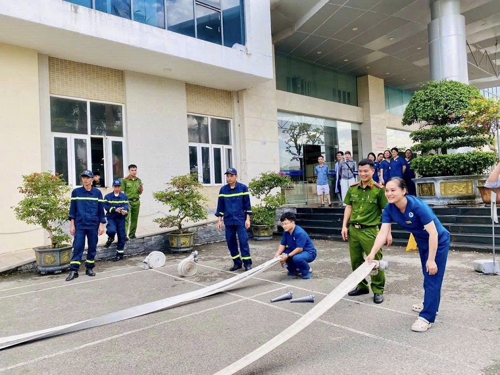 Cán bộ, nhân viên bệnh viện tham gia thực hành kỹ năng thoát nạn và cứu người trong tình huống giả định cháy