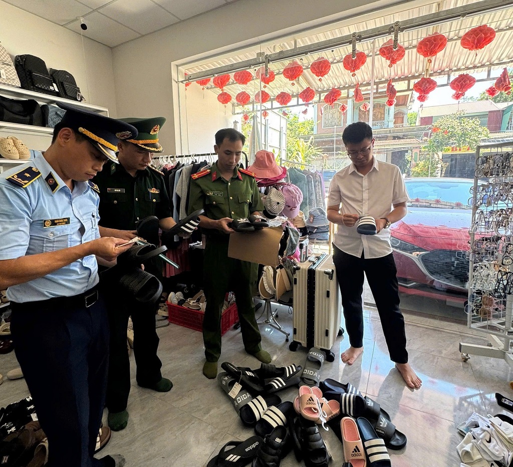 Công an xã Tam Quang: Kiểm tra, phát hiện kịp thời các hành vi kinh doanh hàng hóa không rõ nguồn gốc và xâm phạm quyền sở hữu trí tuệ