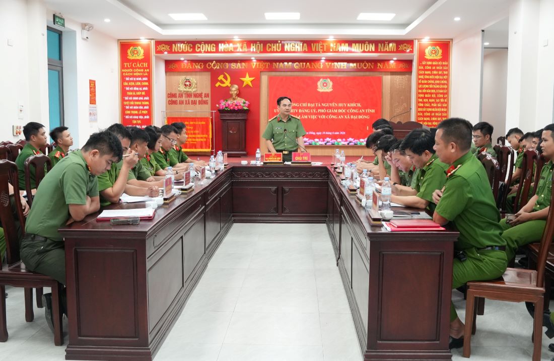 Đồng chí Đại tá Nguyễn Huy Khích, Phó Giám đốc Công an tỉnh làm việc với Công an xã Đại Đồng