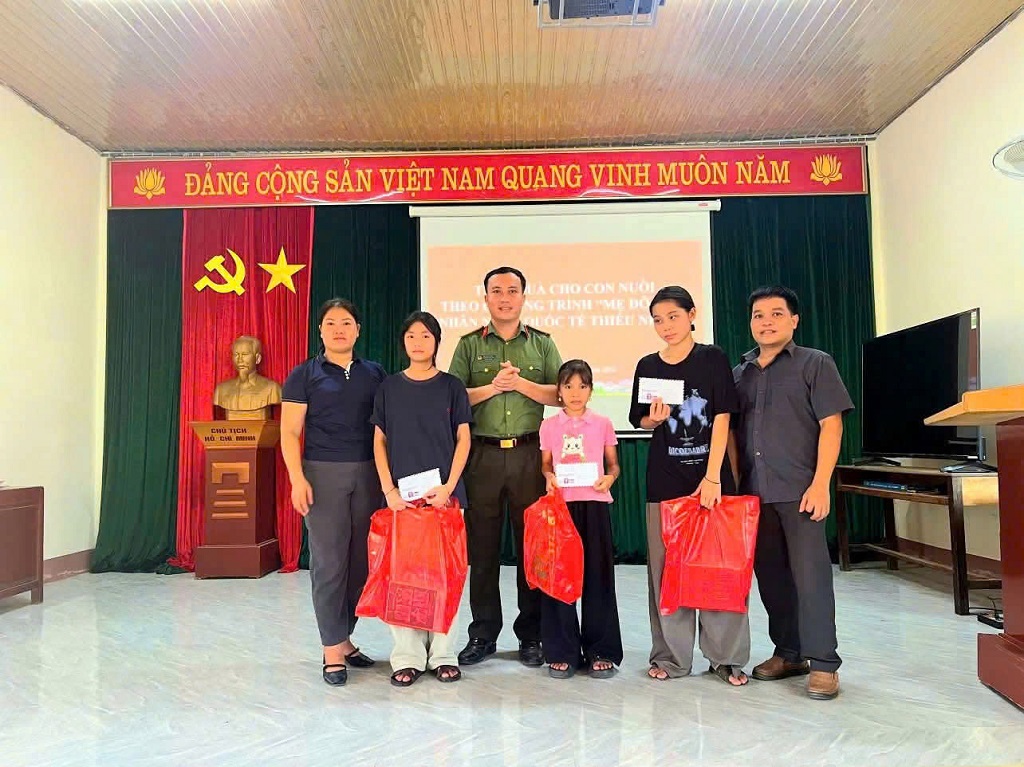 Công an xã Yên Na trao quà tặng 