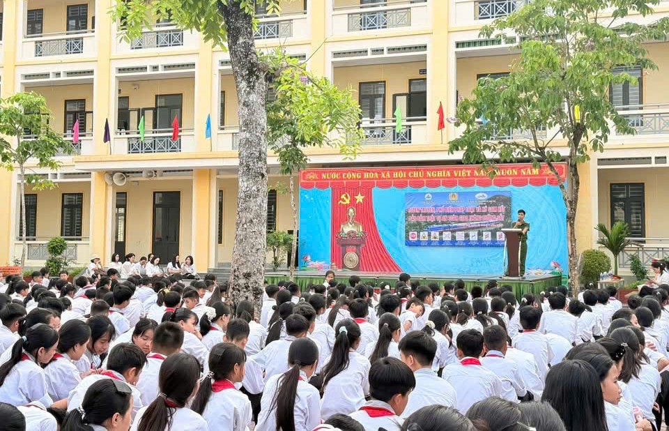 Tuyên truyền pháp luật cho học sinh THCS