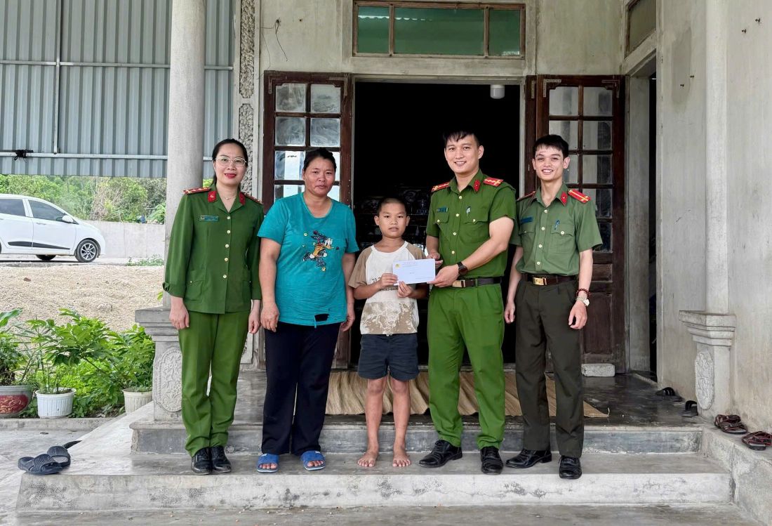 Thăm hỏi, tặng quà trẻ em có hoàn cảnh khó khăn