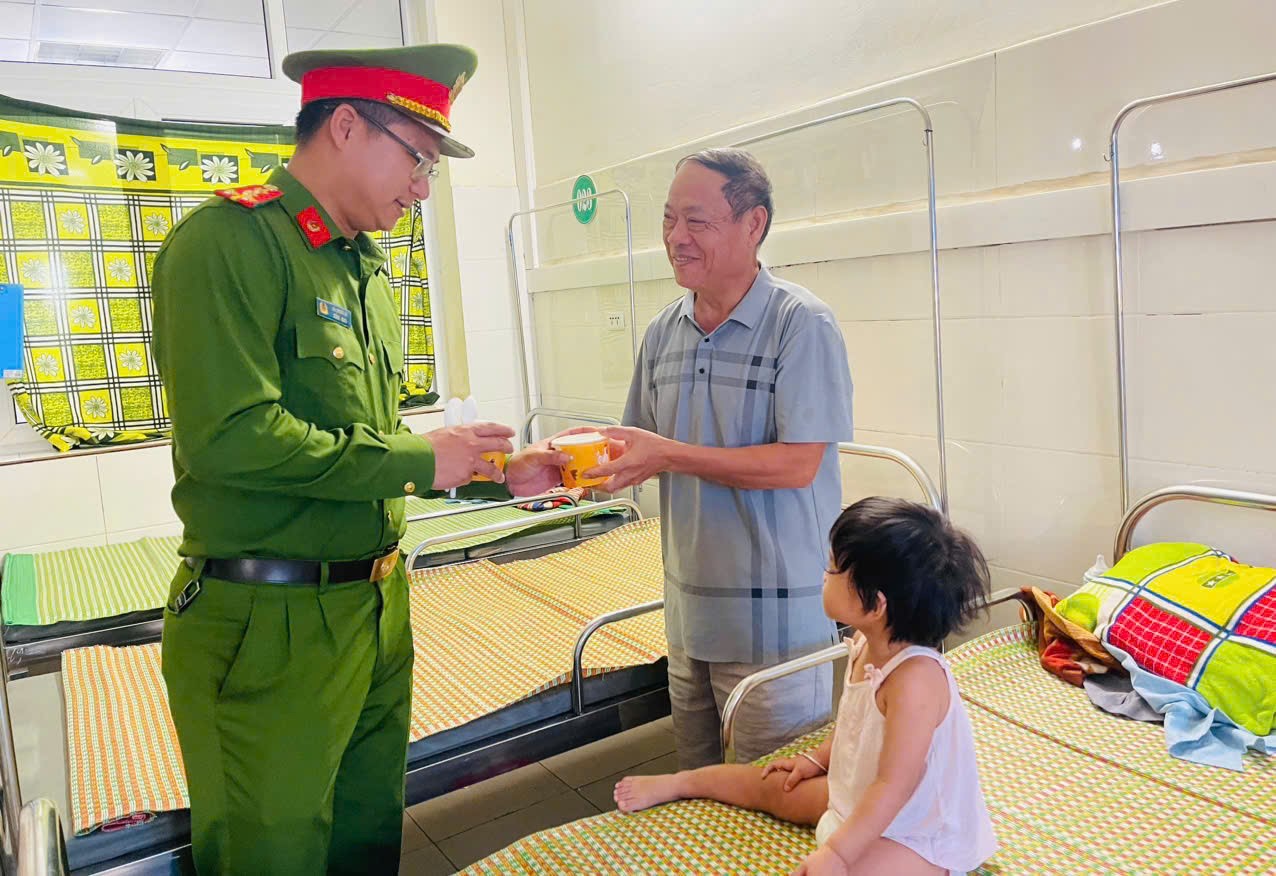 Công an phường Tây Hiếu phát cháo tặng bệnh nhi