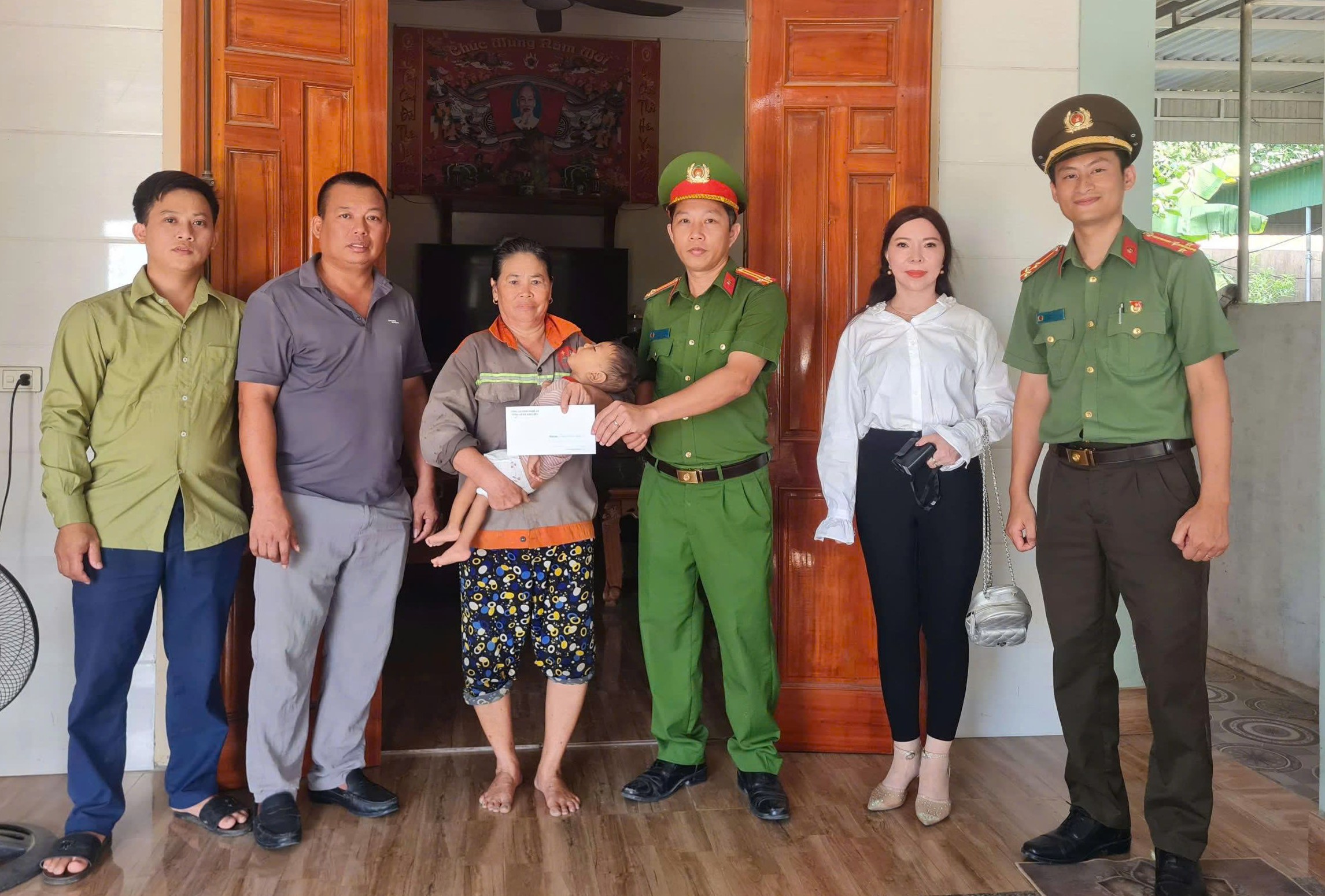 Công an xã Kim Liên tặng quà trẻ em có hoàn cảnh đặc biệt khó khăn