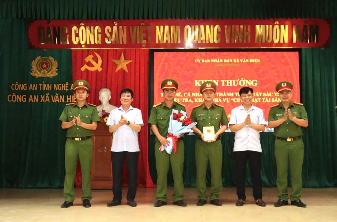 Khen thưởng tập thể, cá nhân phá nhanh vụ cướp giật tài sản