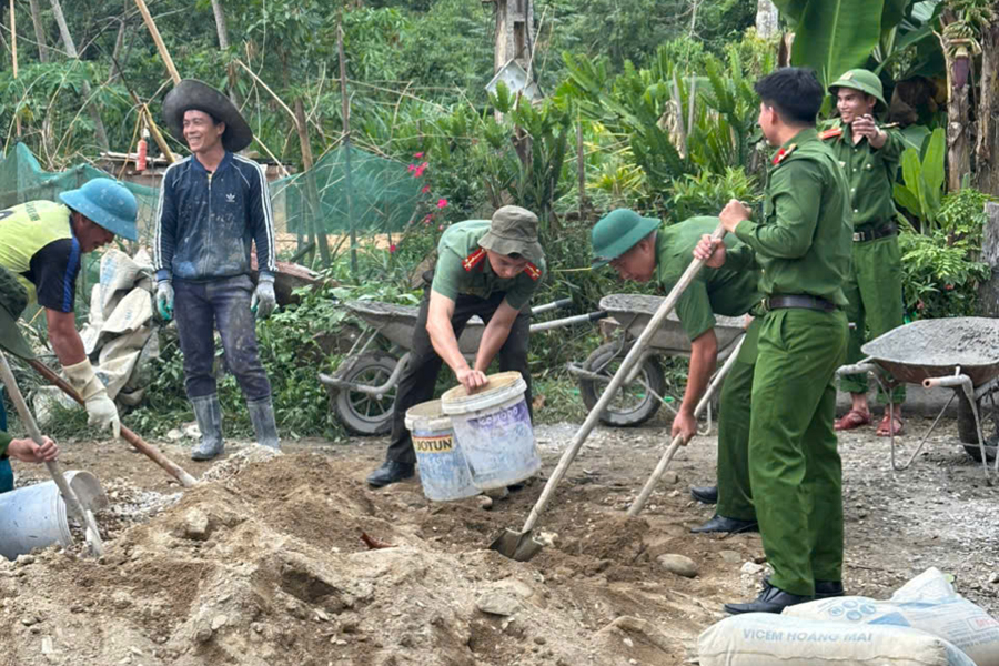 Hỗ trợ nhân dân làm đường giao thông nông thôn
