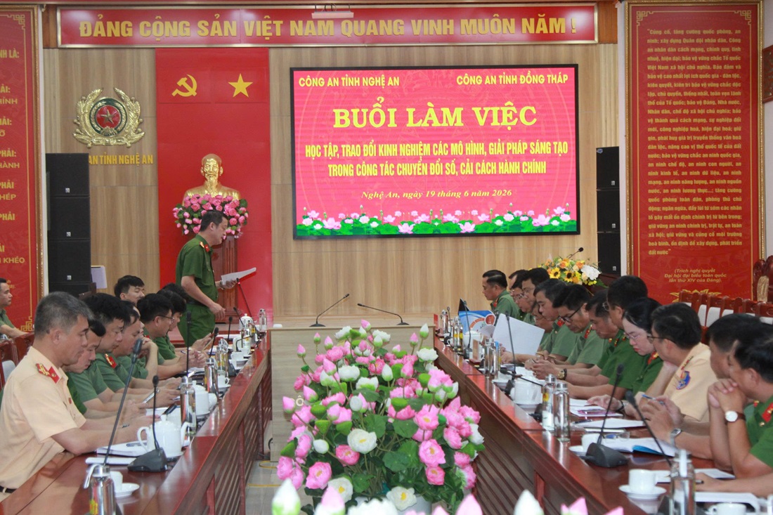 Công an tỉnh Nghệ An trao đổi kinh nghiệm chuyển đổi số, cải cách hành chính với Công an tỉnh Đồng Tháp