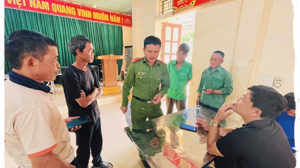 Công an xã Keng Đu hướng dẫn, hỗ trợ người dân tích hợp giấy tờ trên VNeID tại bản Huồi Lê