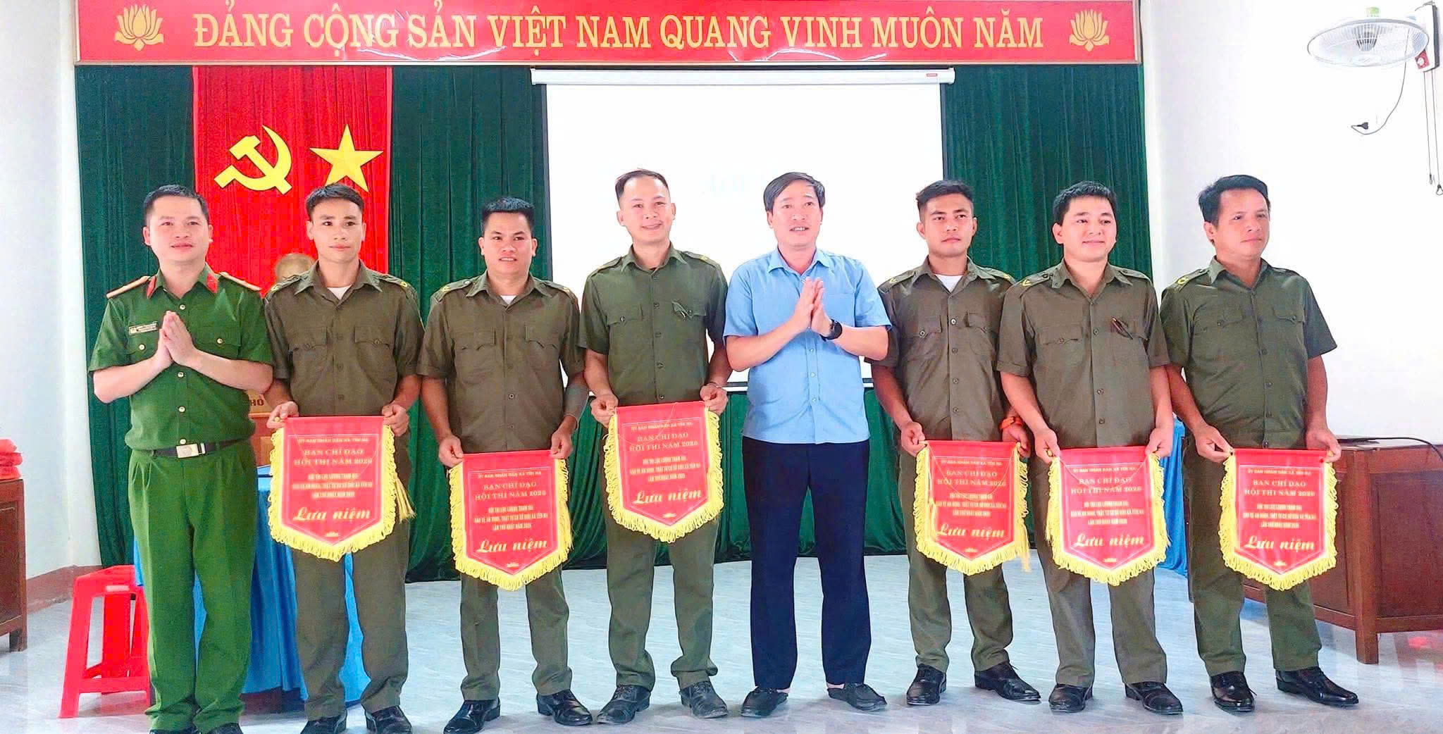 Trao cờ lưu niệm cho đại diện 06 đội thi