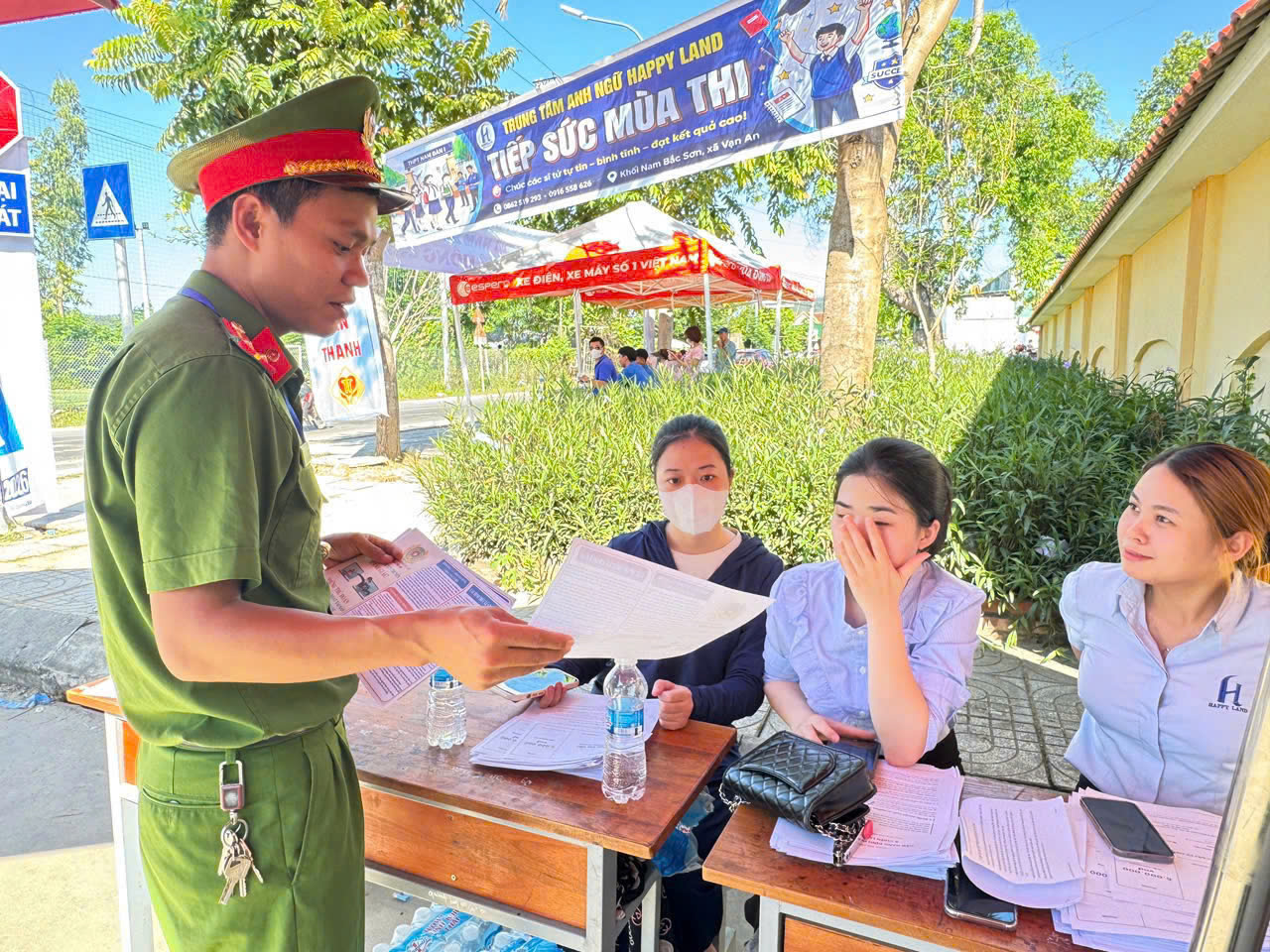 Công an xã Vạn An “Tiếp sức mùa thi” kết hợp phát tờ rơi tuyên truyền phòng, chống lừa đảo trên không gian mạng cho người dân