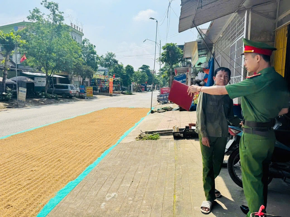 Tuyên truyền, nhắc nhở và tổ chức ký cam kết đối với hộ dân không phơi thóc, lúa, rơm rạ trên tuyến đường giao thông