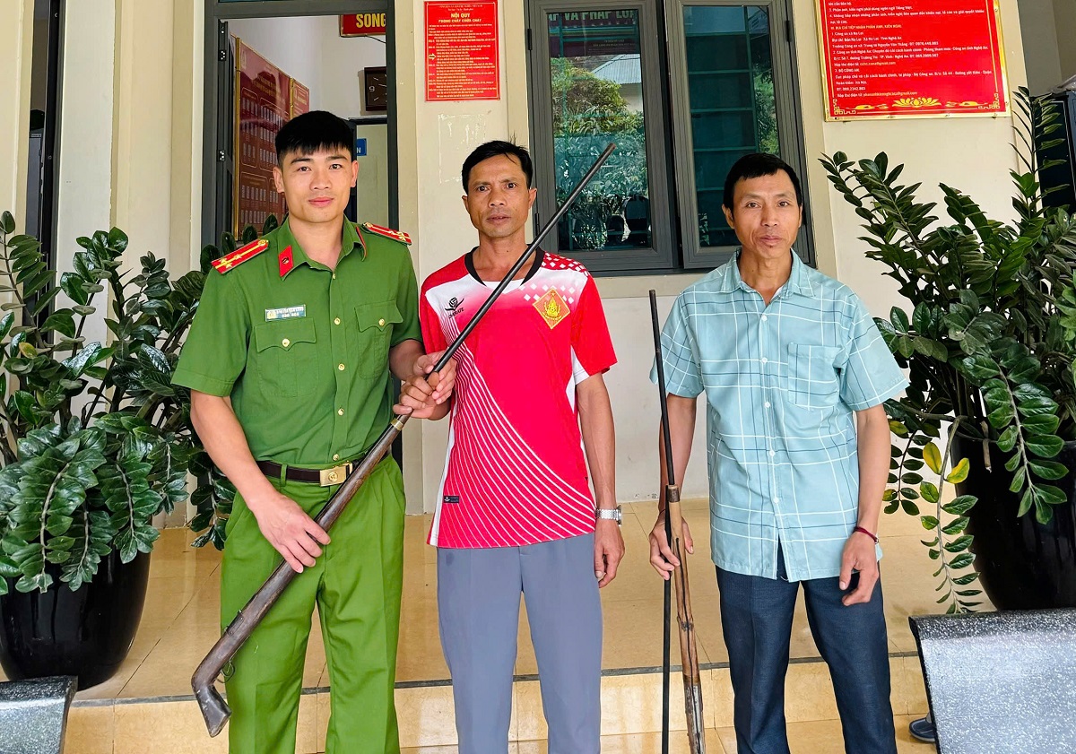 Người dân tự nguyện giao nộp vũ khí