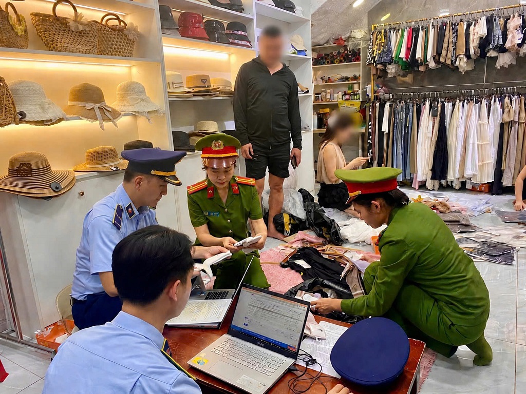 Công an phường Thành Vinh và lực lượng Quản lý thị trường Nghệ An kiểm tra cơ sở kinh doanh quần áo thời trang trên đường Ngư Hải