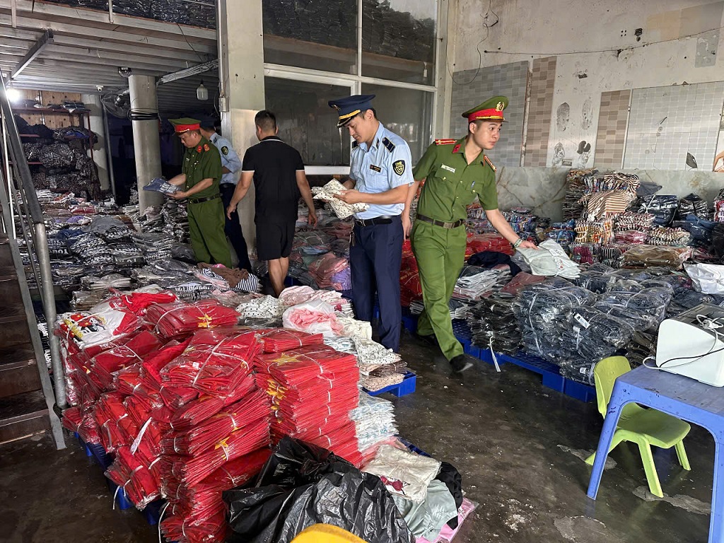 Công an phường Vinh Hưng phối hợp với Đội Quản lý thị trường số 11, tỉnh Nghệ An tuyên truyền, kiểm tra đột xuất đối với cơ sở kinh doanh quần áo, thời trang