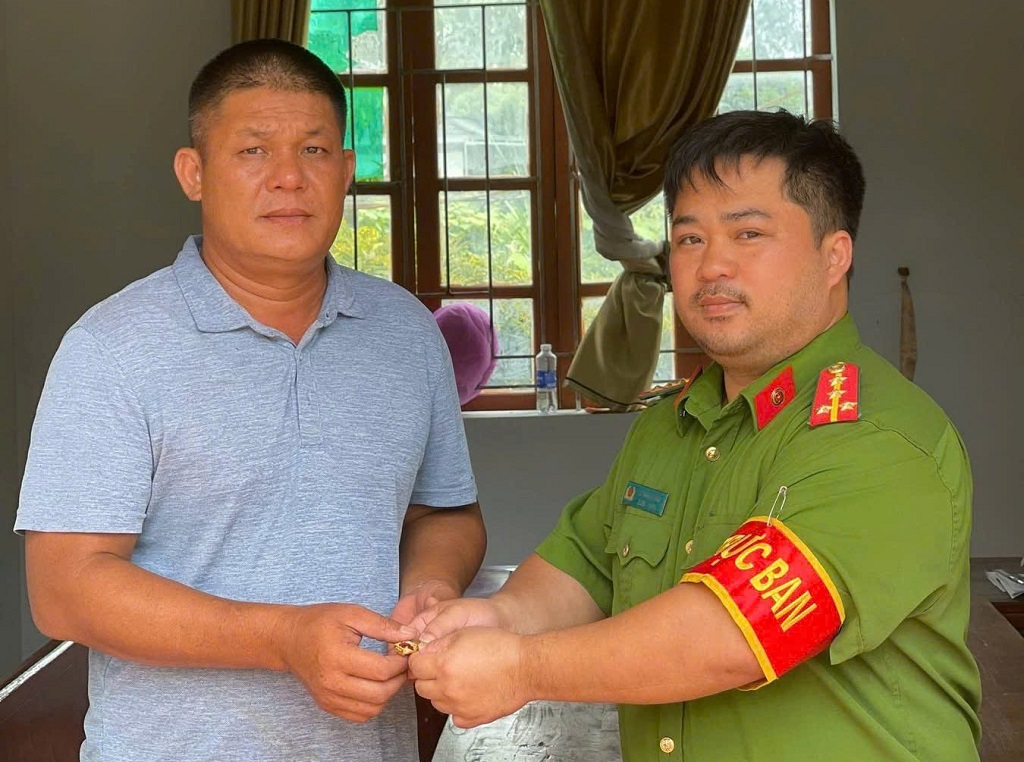 Công an xã Bạch Ngọc nhanh chóng xác minh, trao trả tài sản cho anh Tùng 