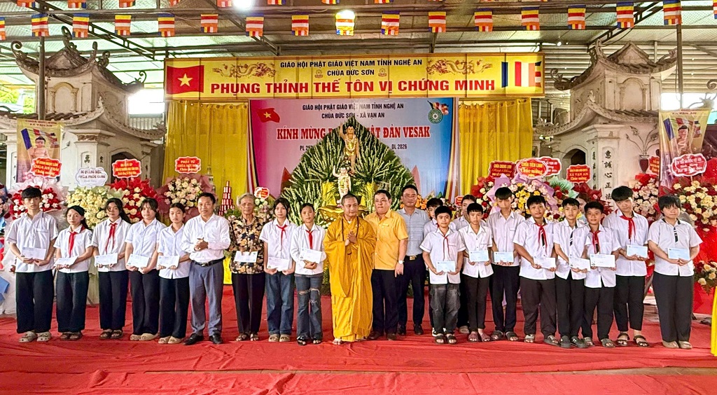 Công an xã Vạn An chúc mừng chùa Đức Sơn, phối hợp trao 40 suất quà tặng học sinh có hoàn cảnh khó khăn và gia đình chính sách, người có công
