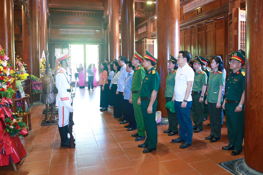 Đoàn đại biểu dâng hoa, dâng hương tại Khu Di tích Kim Liên
