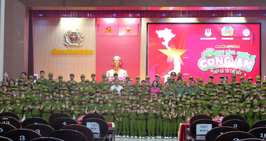 Đại diện lãnh đạo, đoàn thể chụp ảnh lưu niệm cùng thiếu niên, nhi đồng tham gia chương trình “Học làm chiến sĩ Công an”.