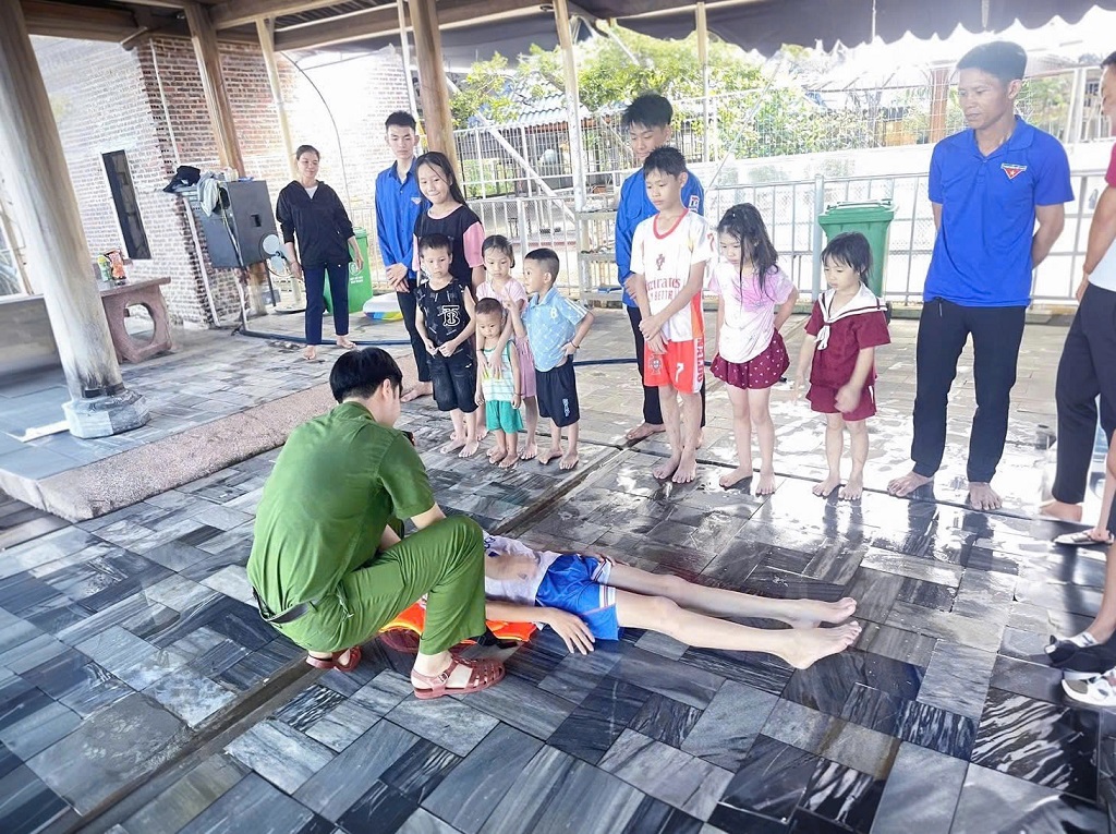 Công an xã Nghĩa Đồng hướng  dẫn kỹ năng xử lý tình huống khi gặp người bị đuối nước