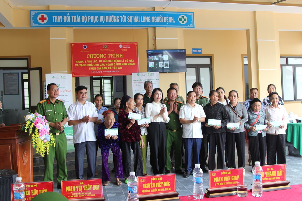 Trao quà tặng gia đình có hoàn cảnh khó khăn