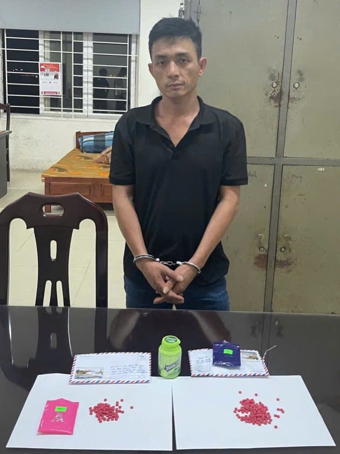 Công an phường Tây Hiếu bắt giữ đối tượng Phan Lương Mạnh về hành vi tàng trữ trái phép chất ma túy, thu giữ 300 viên hồng phiến