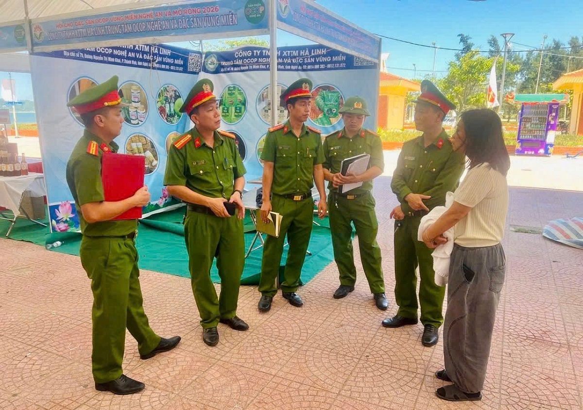 Kiểm tra việc bảo đảm an toàn PCCC&CNCH đối với Hội chợ Đặc sản OCOP vùng miền Nghệ An
