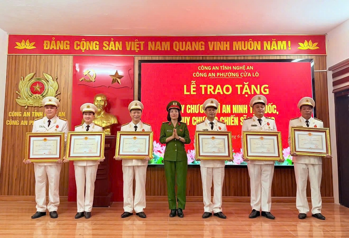 Lễ trao tặng Huy chương “Vì an ninh Tổ quốc” và Huy chương “Chiến sĩ vẻ vang” của Chủ tịch nước