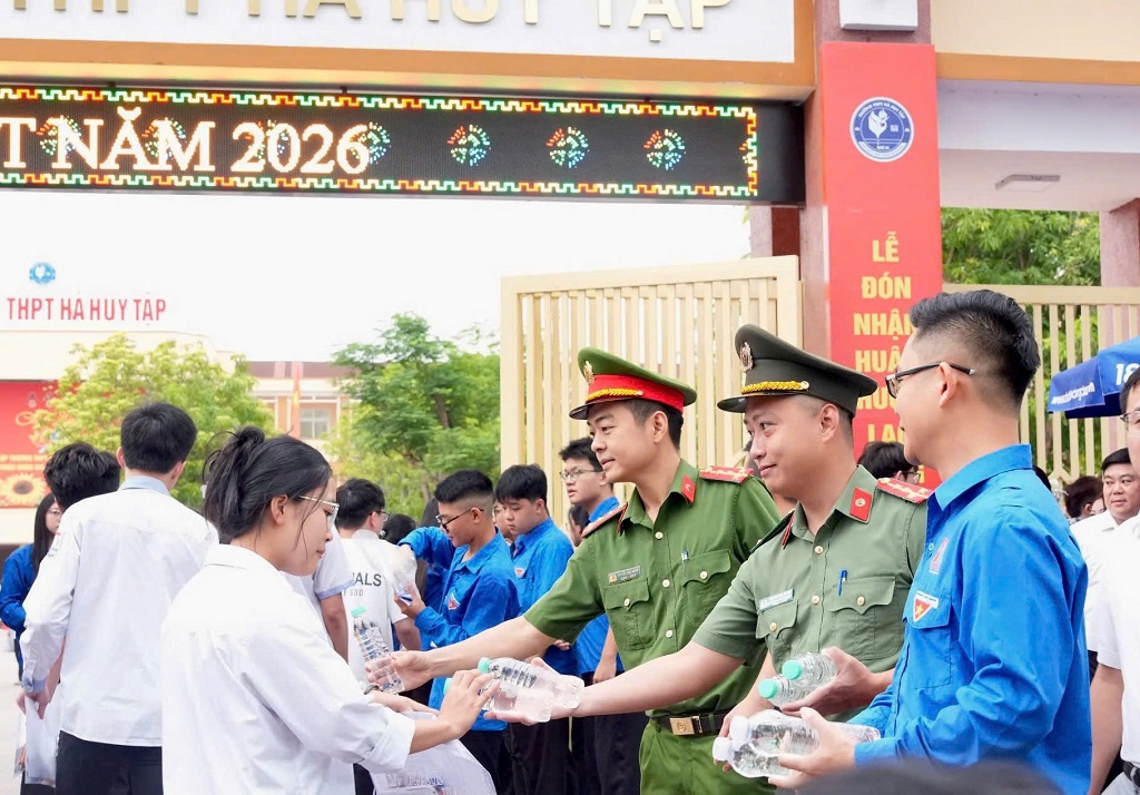 Đoàn viên, thanh niên Công an Nghệ An phát nước uống miễn phí cho thí snh tại điểm trường THPT Hà Huy Tập