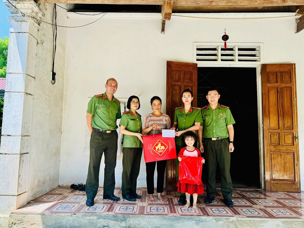 Công an xã Thiên Nhẫn tặng quà em Bảo Hân – là “con nuôi” đơn vị