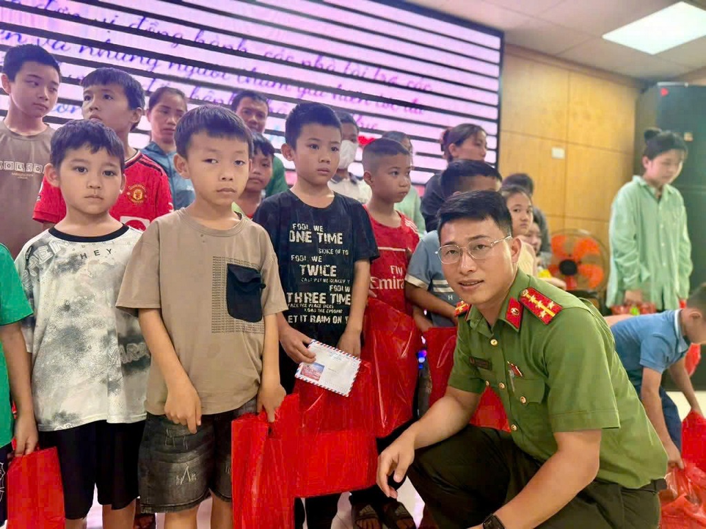 Công an xã 	Thiên Nhẫn thăm hỏi, tặng quà bệnh nhi đang điều trị tại Bệnh viện Ung bướu