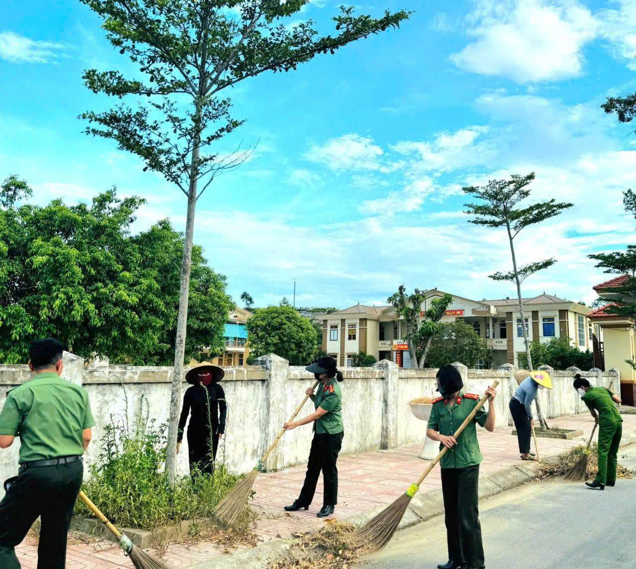 Chi đoàn Công an xã Thiên Nhẫn tổ chức ra quân vệ sinh môi trường tại dọc tuyến đường trước cổng cơ quan