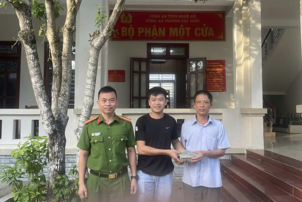 Anh Đậu Xuân Nghĩa nhận lại số tiền bị đánh rơi