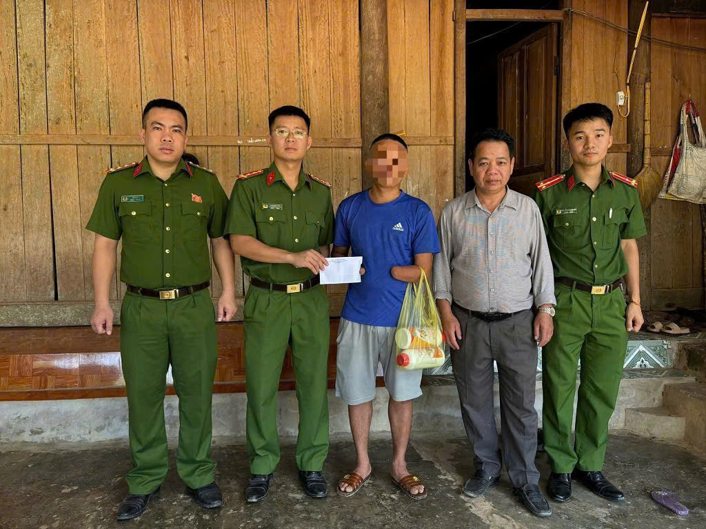 Công an xã Yên Hòa hỗ trợ con giống và thức ăn chăn nuôi cho anh L.D. B.