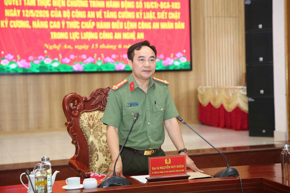Đồng chí Đại tá Nguyễn Huy Khích, Phó Giám đốc Công an tỉnh phát biểu chỉ đạo 