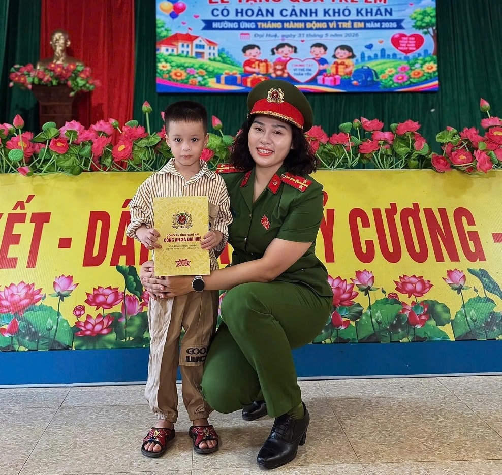 Công an xã Đại Huệ tặng quà “con nuôi” của đơn vị