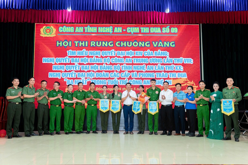 Trao giải các thí sinh xuất sắc