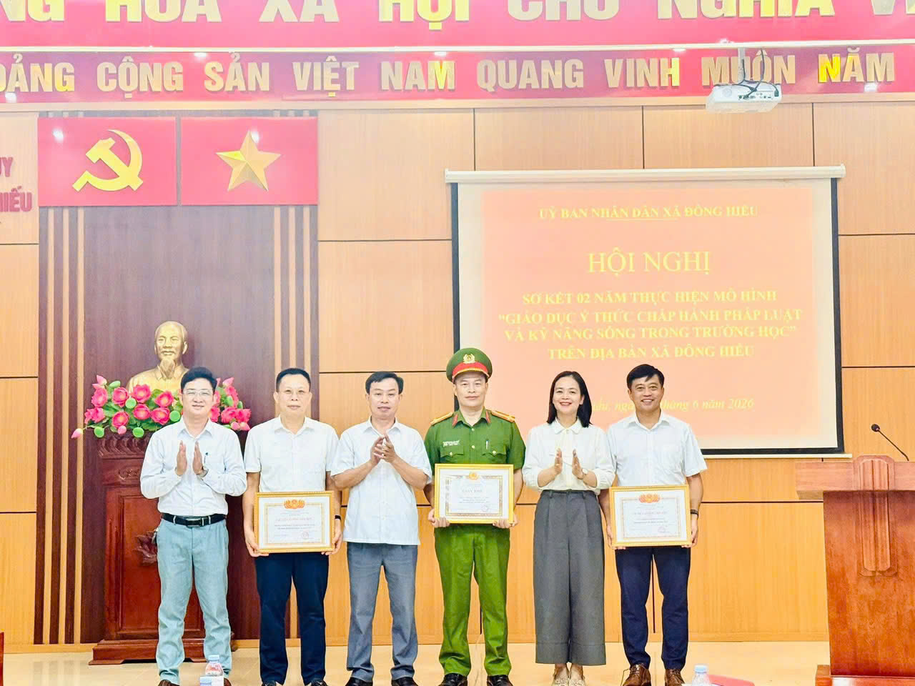 UBND xã trao Giấy khen tặng tập thể và cá nhân có thành tích xuất sắc