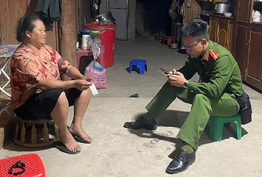 Công an xã Nậm Cắn phối hợp với Đoàn Thanh niên xã triển khai nhiều giải pháp đẩy nhanh tiến độ tích hợp tài khoản an sinh xã hội trên ứng dụng VNeID