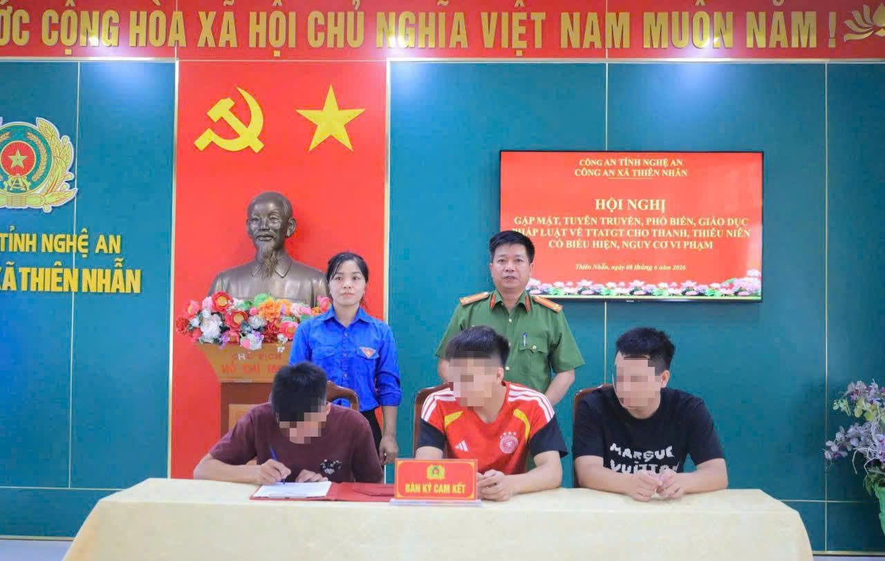 Ký cam kết chấp hành nghiêm Luật Giao thông đường bộ