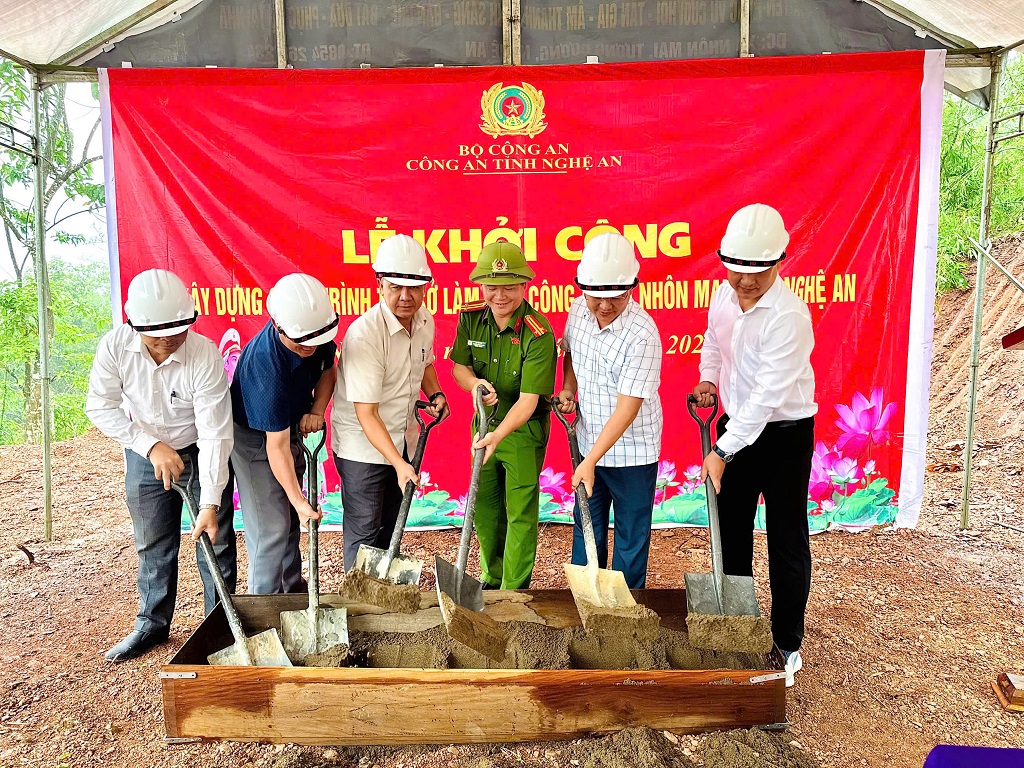 Thực hiện nghi thức khởi công xây dựng trụ sở Công an xã Nhôn Mai