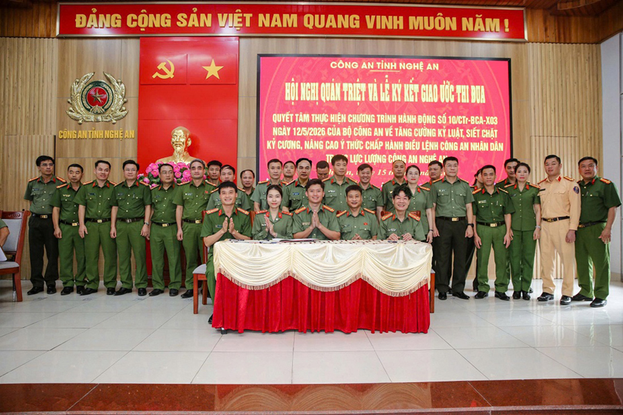 Ký kết giao ước thi đua tại điểm cầu Công an tỉnh