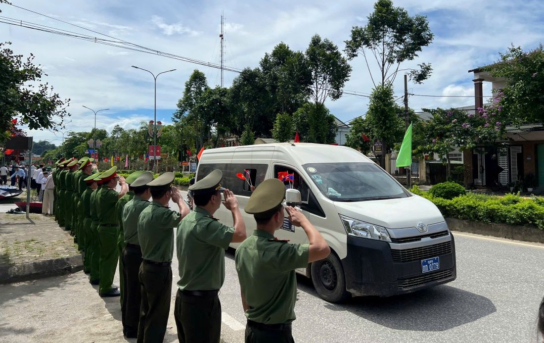 Đông đảo cán bộ, chiến sĩ  và quần chúng Nhân dân chào đón liệt sĩ trở về 