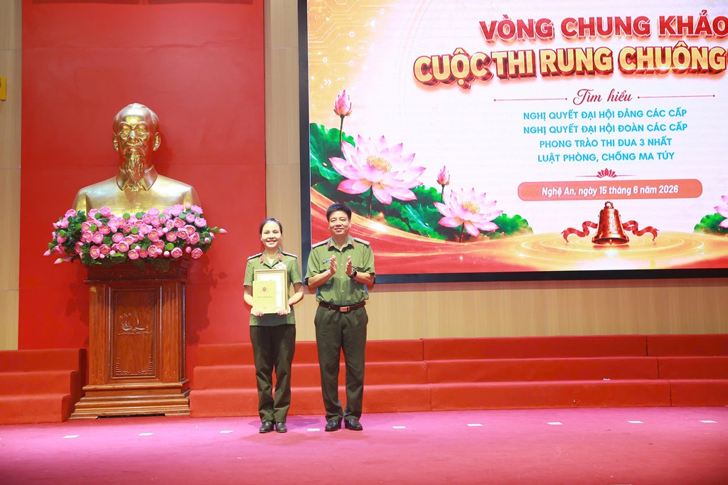 Ban Tổ chức trao giải Nhì 