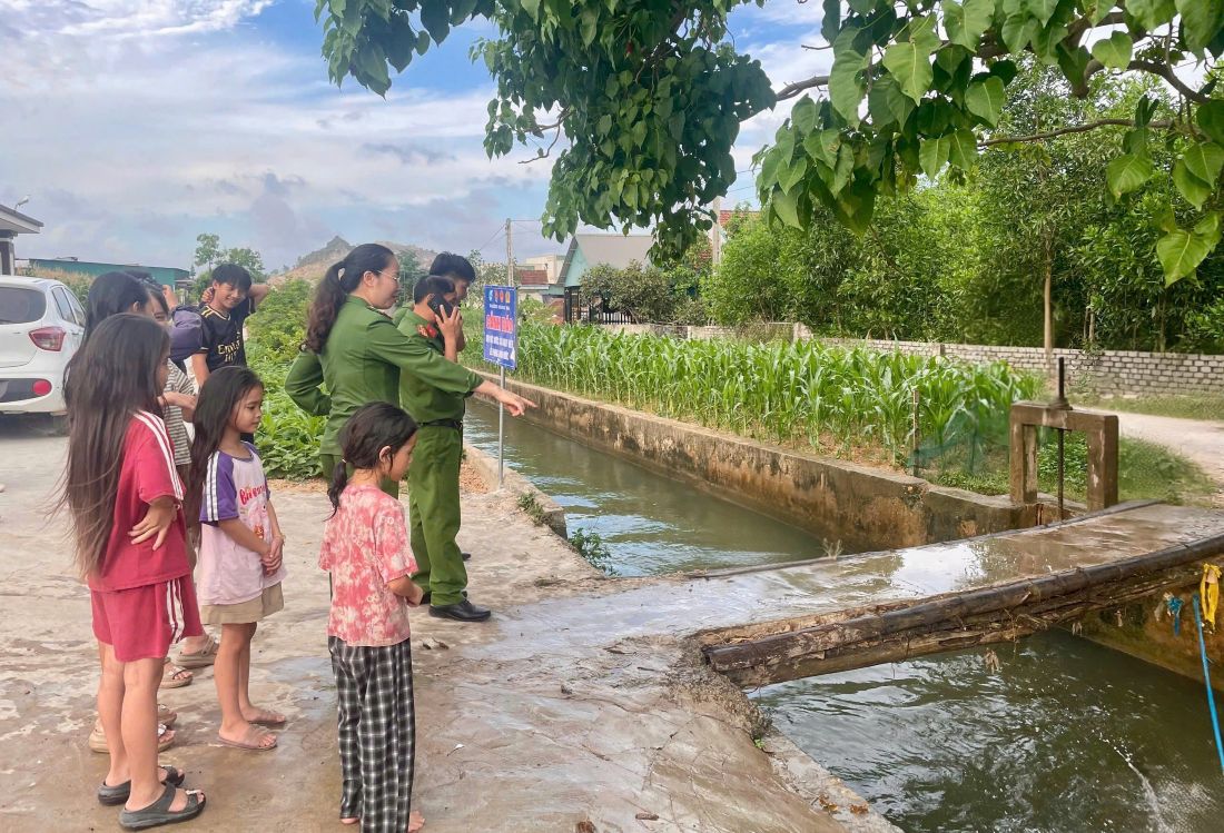 Công an phường Hoàng Mai hướng dẫn trẻ cách phòng, chống tai nạn đuối nước 