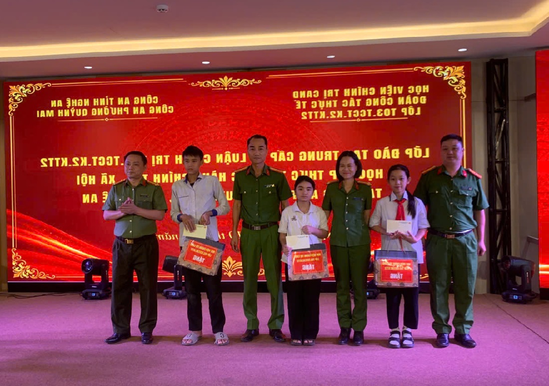 Đoàn công tác trao quà tặng học sinh có hoàn cảnh khó khăn